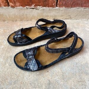 Naot 42 Womens 9 Silver Metallic Geometric Print Sandals